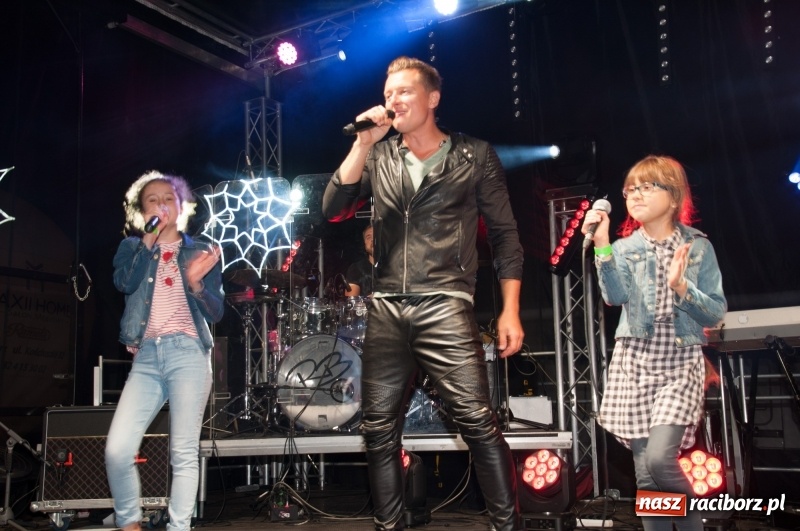 Zdjęcie w galerii na portalu naszraciborz.pl: Koncert Rafała Brzozowskiego zakończył wielkie świętowanie w Kuźni Raciborskiej  wiadomości z regionu