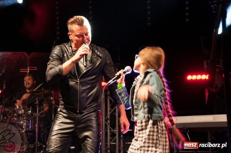 Zdjęcie w galerii na portalu naszraciborz.pl: Koncert Rafała Brzozowskiego zakończył wielkie świętowanie w Kuźni Raciborskiej  wiadomości z regionu