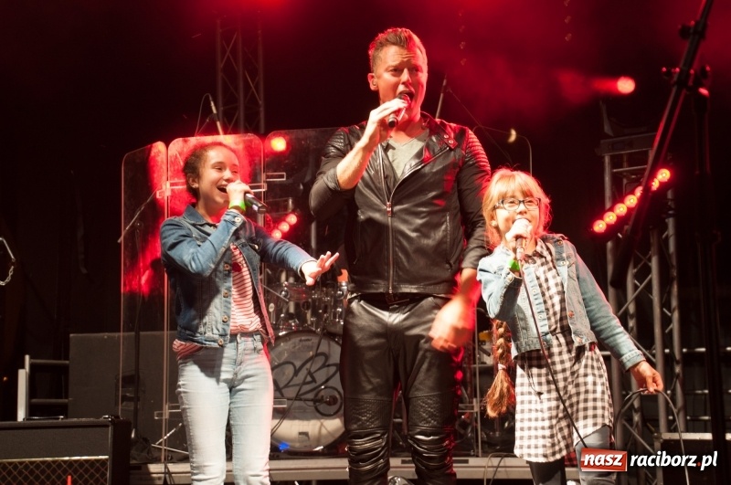 Zdjęcie w galerii na portalu naszraciborz.pl: Koncert Rafała Brzozowskiego zakończył wielkie świętowanie w Kuźni Raciborskiej  wiadomości z regionu