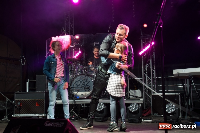 Zdjęcie w galerii na portalu naszraciborz.pl: Koncert Rafała Brzozowskiego zakończył wielkie świętowanie w Kuźni Raciborskiej  wiadomości z regionu