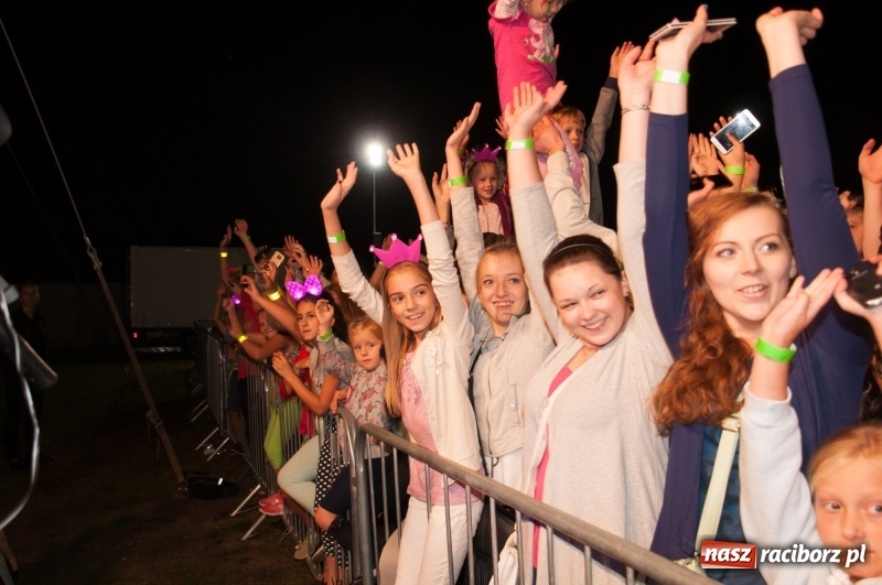 Zdjęcie w galerii na portalu naszraciborz.pl: Koncert Rafała Brzozowskiego zakończył wielkie świętowanie w Kuźni Raciborskiej  wiadomości z regionu