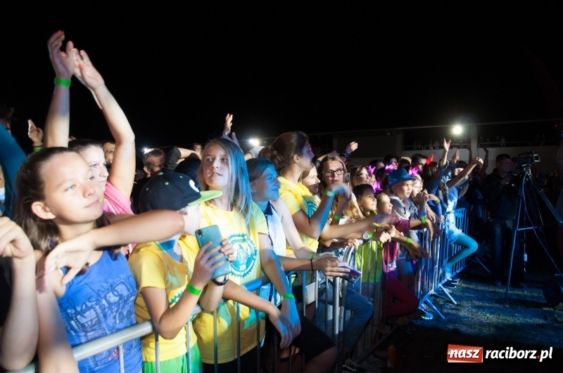 Zdjęcie w galerii na portalu naszraciborz.pl: Koncert Rafała Brzozowskiego zakończył wielkie świętowanie w Kuźni Raciborskiej  wiadomości z regionu
