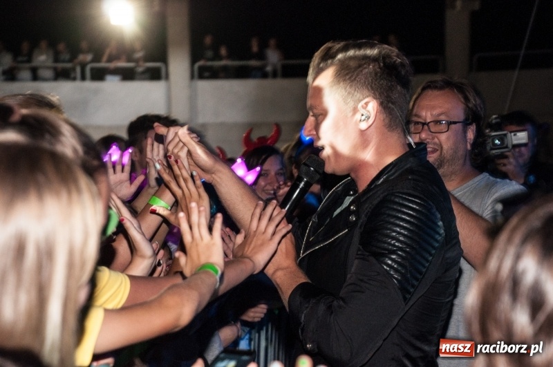 Zdjęcie w galerii na portalu naszraciborz.pl: Koncert Rafała Brzozowskiego zakończył wielkie świętowanie w Kuźni Raciborskiej  wiadomości z regionu
