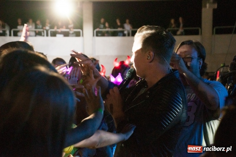 Zdjęcie w galerii na portalu naszraciborz.pl: Koncert Rafała Brzozowskiego zakończył wielkie świętowanie w Kuźni Raciborskiej  wiadomości z regionu