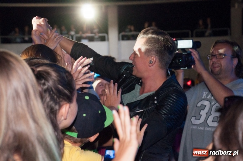 Zdjęcie w galerii na portalu naszraciborz.pl: Koncert Rafała Brzozowskiego zakończył wielkie świętowanie w Kuźni Raciborskiej  wiadomości z regionu