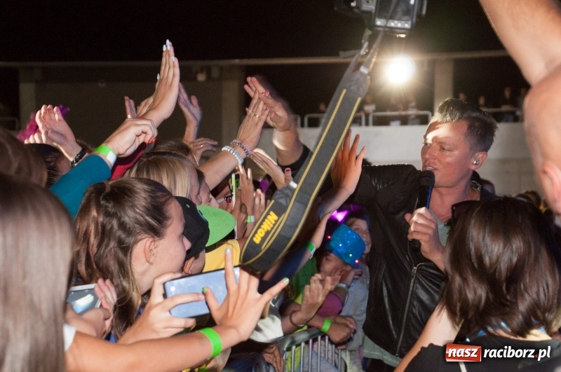 Zdjęcie w galerii na portalu naszraciborz.pl: Koncert Rafała Brzozowskiego zakończył wielkie świętowanie w Kuźni Raciborskiej  wiadomości z regionu
