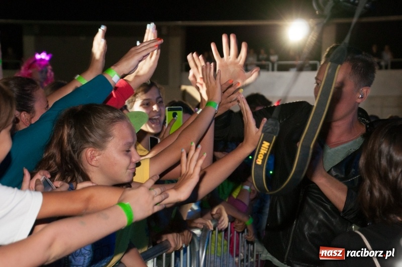 Zdjęcie w galerii na portalu naszraciborz.pl: Koncert Rafała Brzozowskiego zakończył wielkie świętowanie w Kuźni Raciborskiej  wiadomości z regionu