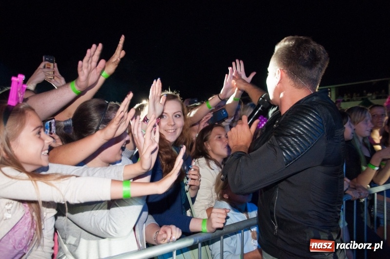 Zdjęcie w galerii na portalu naszraciborz.pl: Koncert Rafała Brzozowskiego zakończył wielkie świętowanie w Kuźni Raciborskiej  wiadomości z regionu