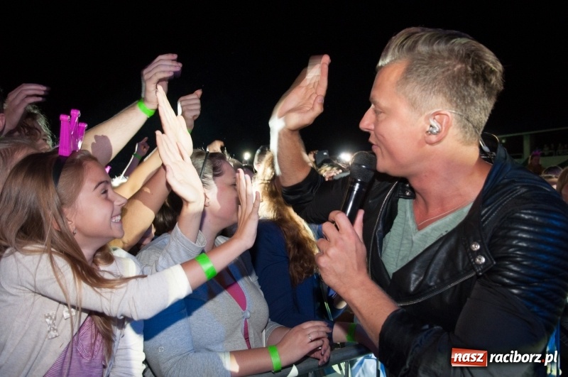 Zdjęcie w galerii na portalu naszraciborz.pl: Koncert Rafała Brzozowskiego zakończył wielkie świętowanie w Kuźni Raciborskiej  wiadomości z regionu