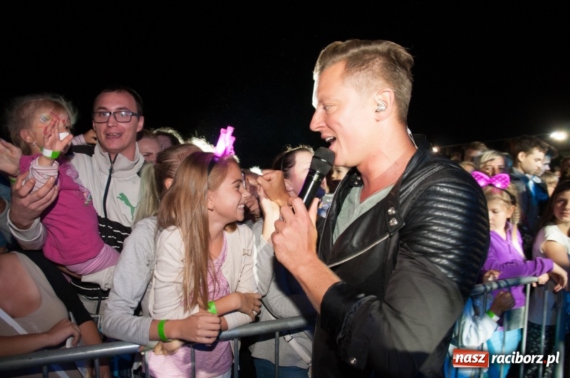 Zdjęcie w galerii na portalu naszraciborz.pl: Koncert Rafała Brzozowskiego zakończył wielkie świętowanie w Kuźni Raciborskiej  wiadomości z regionu