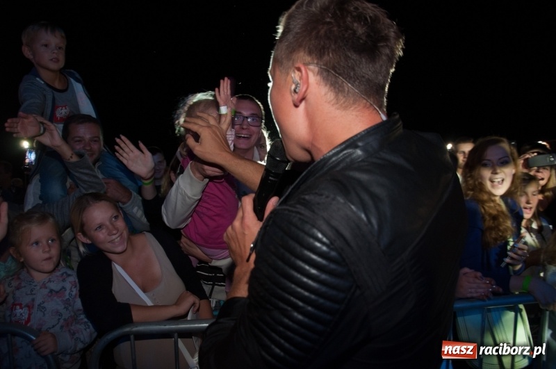 Zdjęcie w galerii na portalu naszraciborz.pl: Koncert Rafała Brzozowskiego zakończył wielkie świętowanie w Kuźni Raciborskiej  wiadomości z regionu