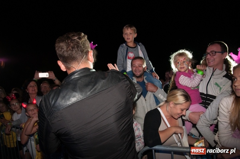 Zdjęcie w galerii na portalu naszraciborz.pl: Koncert Rafała Brzozowskiego zakończył wielkie świętowanie w Kuźni Raciborskiej  wiadomości z regionu