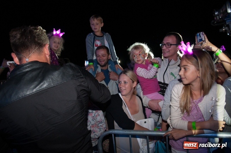 Zdjęcie w galerii na portalu naszraciborz.pl: Koncert Rafała Brzozowskiego zakończył wielkie świętowanie w Kuźni Raciborskiej  wiadomości z regionu