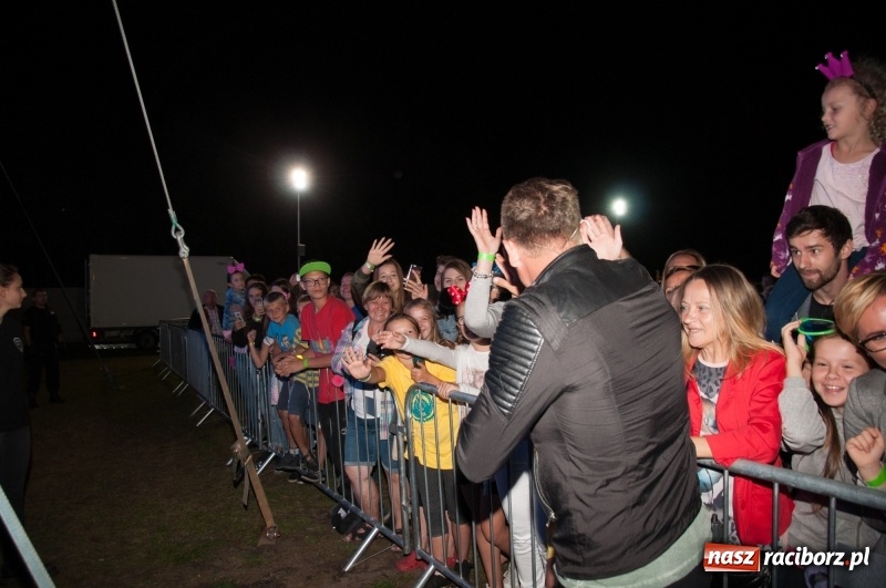 Zdjęcie w galerii na portalu naszraciborz.pl: Koncert Rafała Brzozowskiego zakończył wielkie świętowanie w Kuźni Raciborskiej  wiadomości z regionu