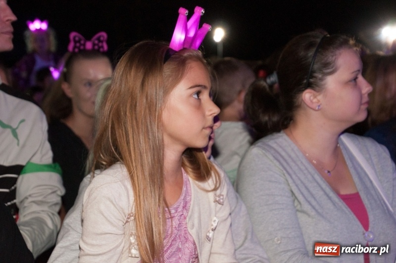 Zdjęcie w galerii na portalu naszraciborz.pl: Koncert Rafała Brzozowskiego zakończył wielkie świętowanie w Kuźni Raciborskiej  wiadomości z regionu