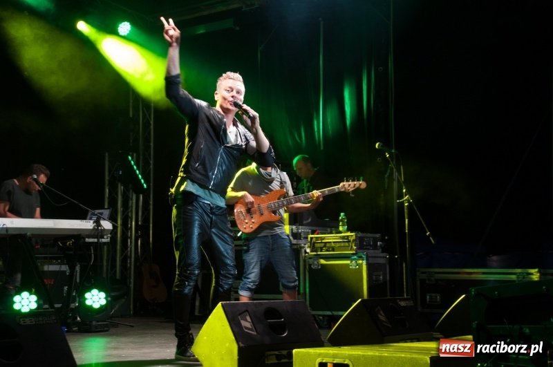 Zdjęcie w galerii na portalu naszraciborz.pl: Koncert Rafała Brzozowskiego zakończył wielkie świętowanie w Kuźni Raciborskiej  wiadomości z regionu