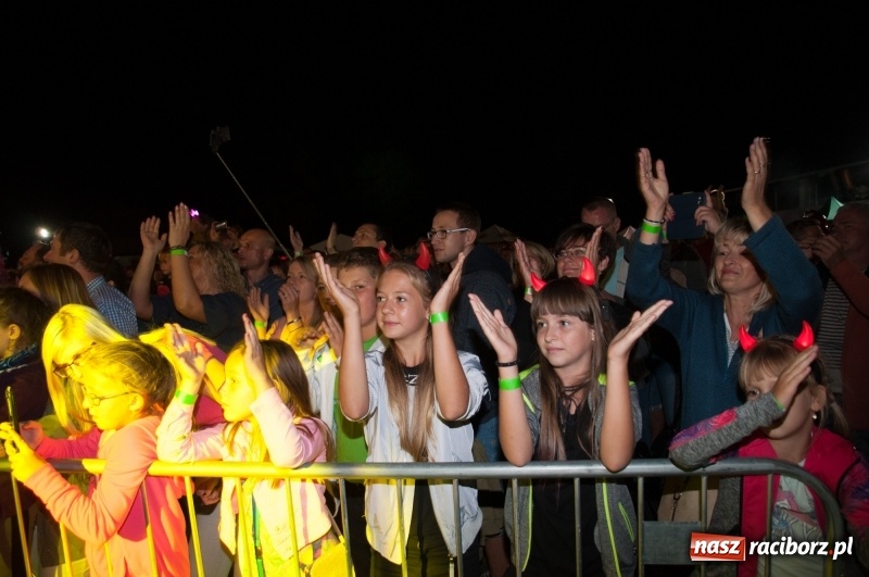 Zdjęcie w galerii na portalu naszraciborz.pl: Koncert Rafała Brzozowskiego zakończył wielkie świętowanie w Kuźni Raciborskiej  wiadomości z regionu