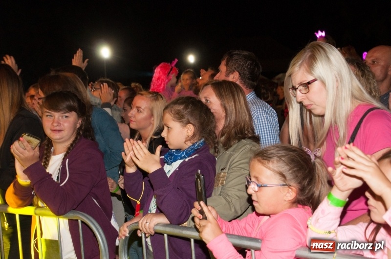 Zdjęcie w galerii na portalu naszraciborz.pl: Koncert Rafała Brzozowskiego zakończył wielkie świętowanie w Kuźni Raciborskiej  wiadomości z regionu