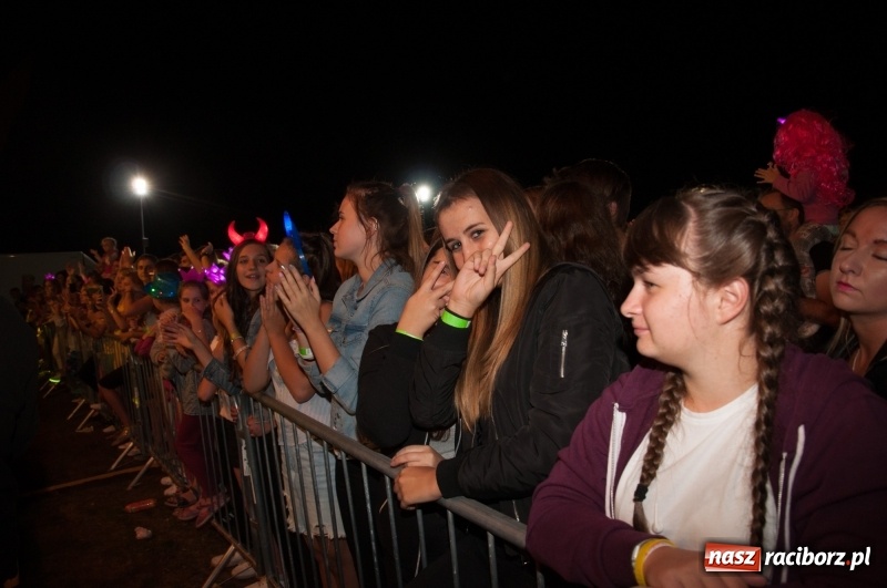 Zdjęcie w galerii na portalu naszraciborz.pl: Koncert Rafała Brzozowskiego zakończył wielkie świętowanie w Kuźni Raciborskiej  wiadomości z regionu