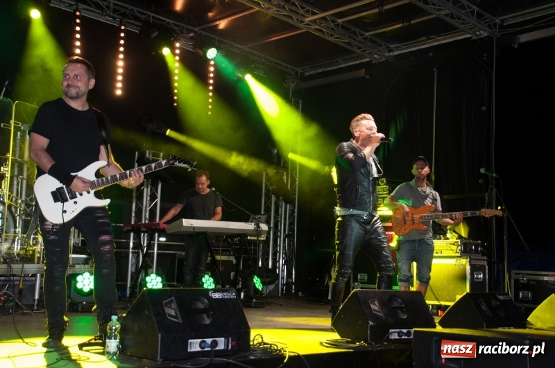 Zdjęcie w galerii na portalu naszraciborz.pl: Koncert Rafała Brzozowskiego zakończył wielkie świętowanie w Kuźni Raciborskiej  wiadomości z regionu