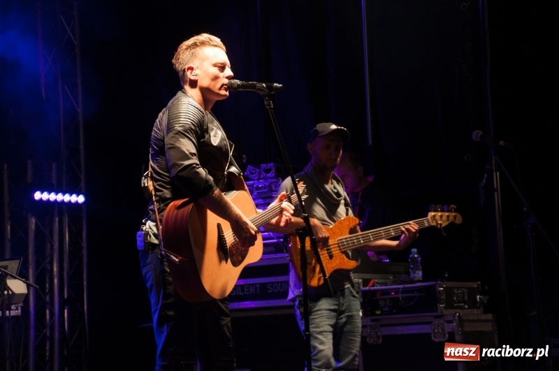 Zdjęcie w galerii na portalu naszraciborz.pl: Koncert Rafała Brzozowskiego zakończył wielkie świętowanie w Kuźni Raciborskiej  wiadomości z regionu
