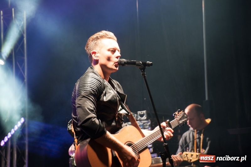 Zdjęcie w galerii na portalu naszraciborz.pl: Koncert Rafała Brzozowskiego zakończył wielkie świętowanie w Kuźni Raciborskiej  wiadomości z regionu