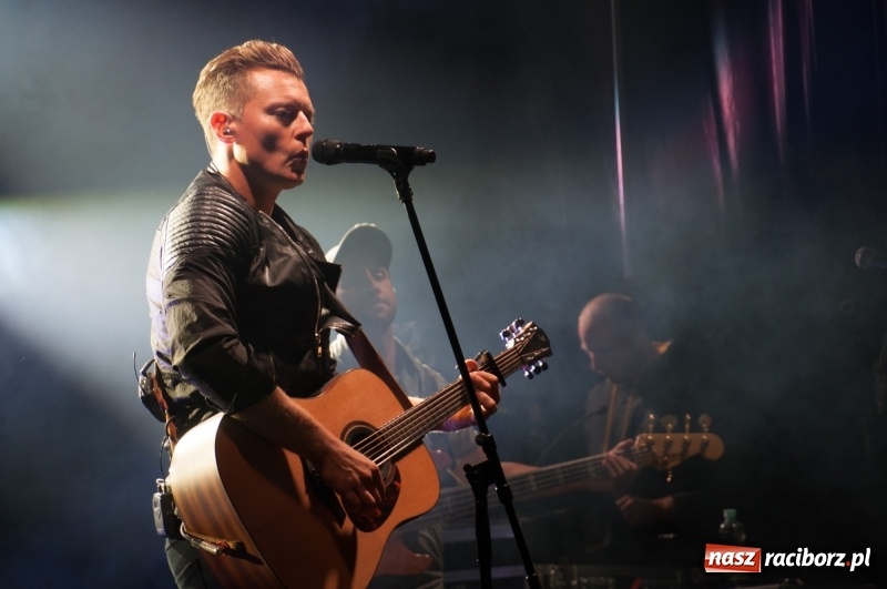 Zdjęcie w galerii na portalu naszraciborz.pl: Koncert Rafała Brzozowskiego zakończył wielkie świętowanie w Kuźni Raciborskiej  wiadomości z regionu