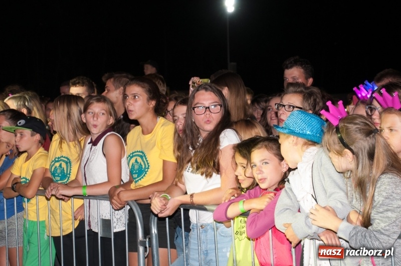 Zdjęcie w galerii na portalu naszraciborz.pl: Koncert Rafała Brzozowskiego zakończył wielkie świętowanie w Kuźni Raciborskiej  wiadomości z regionu