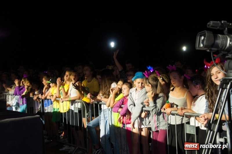 Zdjęcie w galerii na portalu naszraciborz.pl: Koncert Rafała Brzozowskiego zakończył wielkie świętowanie w Kuźni Raciborskiej  wiadomości z regionu