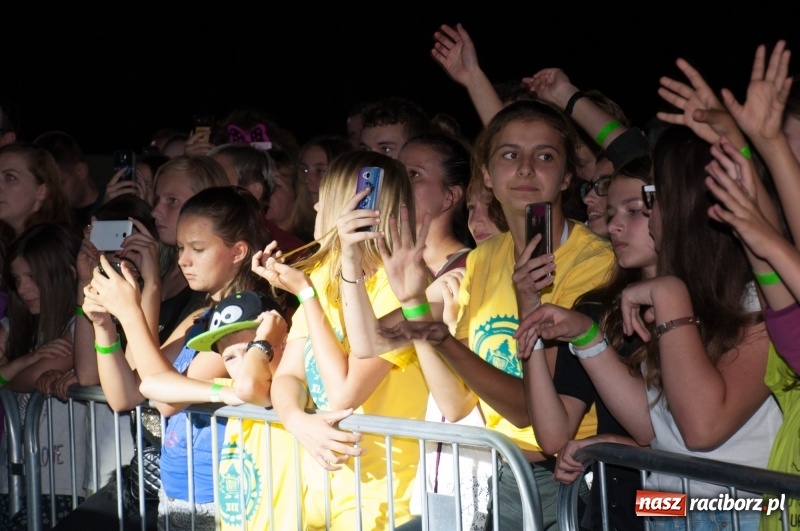 Zdjęcie w galerii na portalu naszraciborz.pl: Koncert Rafała Brzozowskiego zakończył wielkie świętowanie w Kuźni Raciborskiej  wiadomości z regionu