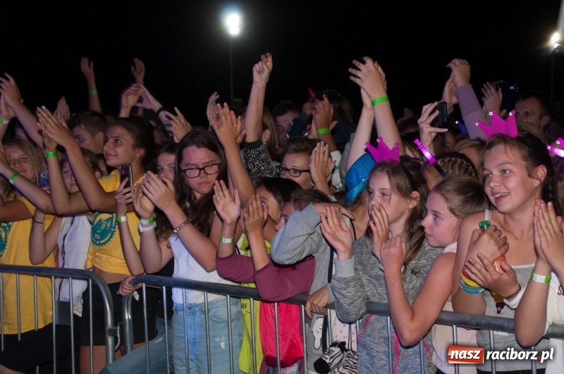 Zdjęcie w galerii na portalu naszraciborz.pl: Koncert Rafała Brzozowskiego zakończył wielkie świętowanie w Kuźni Raciborskiej  wiadomości z regionu