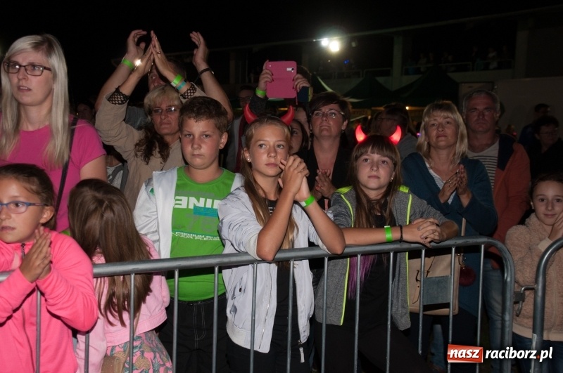 Zdjęcie w galerii na portalu naszraciborz.pl: Koncert Rafała Brzozowskiego zakończył wielkie świętowanie w Kuźni Raciborskiej  wiadomości z regionu