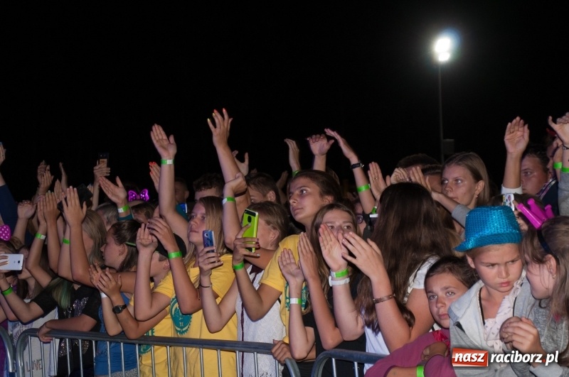 Zdjęcie w galerii na portalu naszraciborz.pl: Koncert Rafała Brzozowskiego zakończył wielkie świętowanie w Kuźni Raciborskiej  wiadomości z regionu