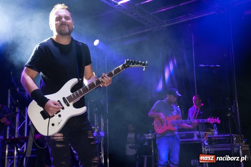 Zdjęcie w galerii na portalu naszraciborz.pl: Koncert Rafała Brzozowskiego zakończył wielkie świętowanie w Kuźni Raciborskiej  wiadomości z regionu