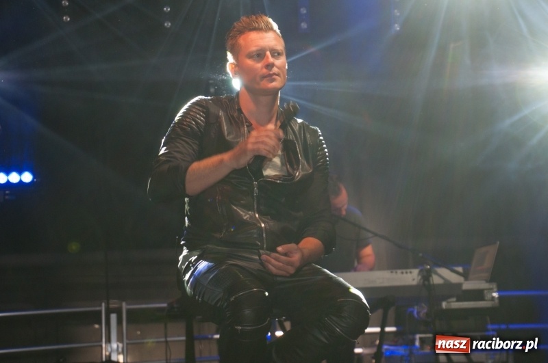 Zdjęcie w galerii na portalu naszraciborz.pl: Koncert Rafała Brzozowskiego zakończył wielkie świętowanie w Kuźni Raciborskiej  wiadomości z regionu