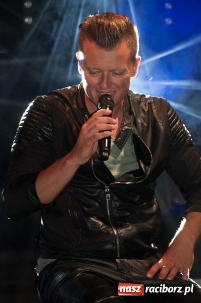 Zdjęcie w galerii na portalu naszraciborz.pl: Koncert Rafała Brzozowskiego zakończył wielkie świętowanie w Kuźni Raciborskiej  wiadomości z regionu
