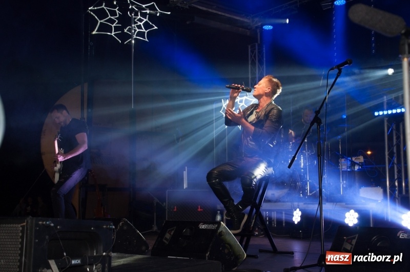 Zdjęcie w galerii na portalu naszraciborz.pl: Koncert Rafała Brzozowskiego zakończył wielkie świętowanie w Kuźni Raciborskiej  wiadomości z regionu