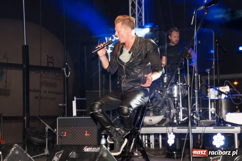 Zdjęcie w galerii na portalu naszraciborz.pl: Koncert Rafała Brzozowskiego zakończył wielkie świętowanie w Kuźni Raciborskiej  wiadomości z regionu