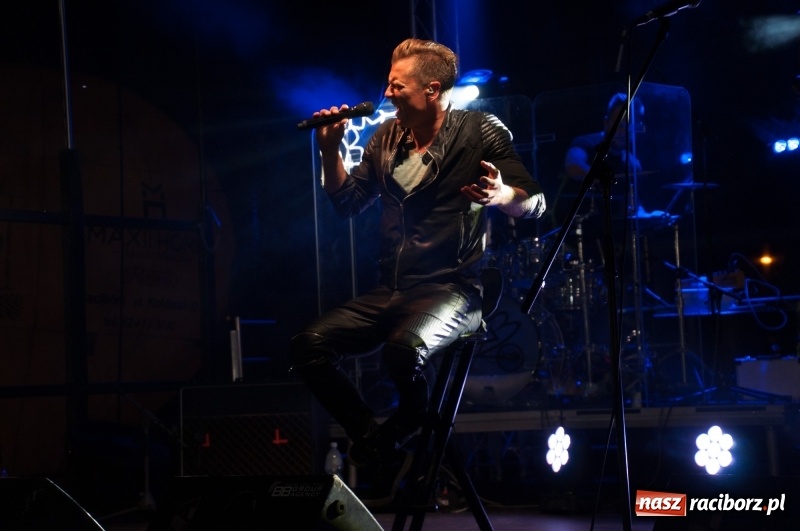 Zdjęcie w galerii na portalu naszraciborz.pl: Koncert Rafała Brzozowskiego zakończył wielkie świętowanie w Kuźni Raciborskiej  wiadomości z regionu