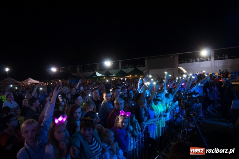 Zdjęcie w galerii na portalu naszraciborz.pl: Koncert Rafała Brzozowskiego zakończył wielkie świętowanie w Kuźni Raciborskiej  wiadomości z regionu