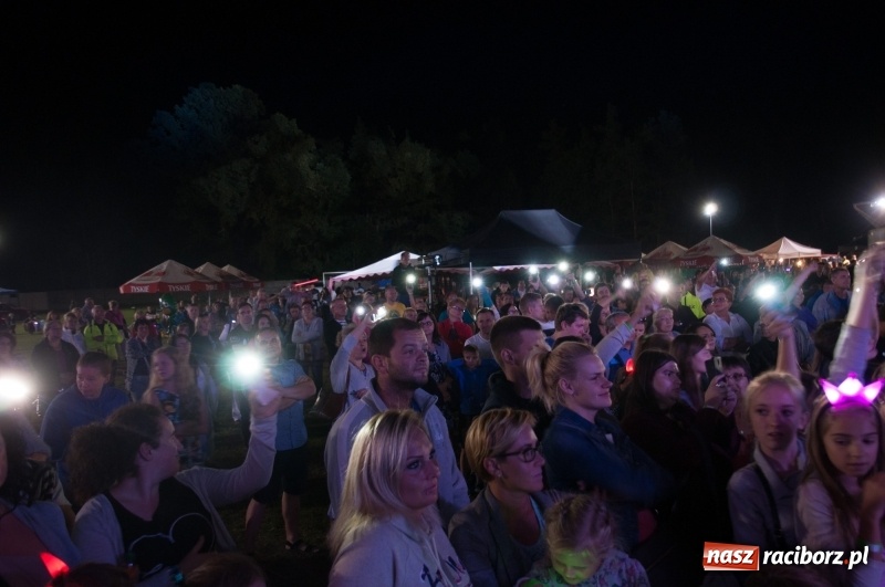 Zdjęcie w galerii na portalu naszraciborz.pl: Koncert Rafała Brzozowskiego zakończył wielkie świętowanie w Kuźni Raciborskiej  wiadomości z regionu