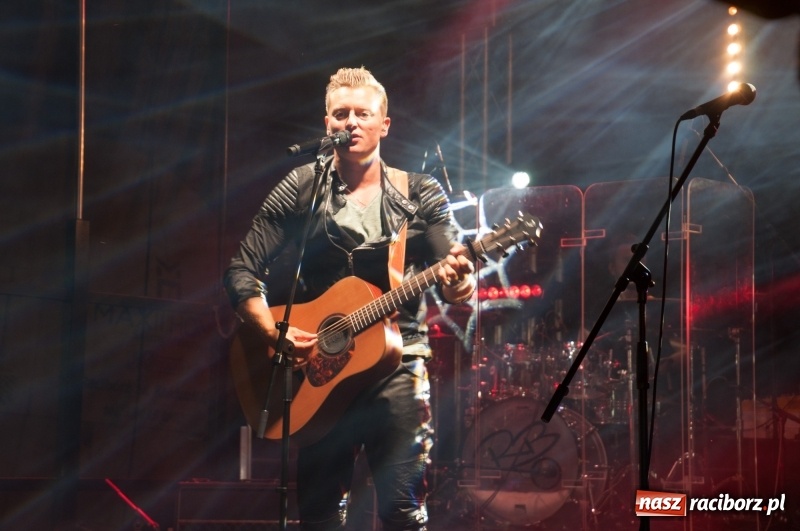 Zdjęcie w galerii na portalu naszraciborz.pl: Koncert Rafała Brzozowskiego zakończył wielkie świętowanie w Kuźni Raciborskiej  wiadomości z regionu