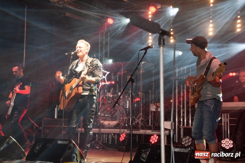 Zdjęcie w galerii na portalu naszraciborz.pl: Koncert Rafała Brzozowskiego zakończył wielkie świętowanie w Kuźni Raciborskiej  wiadomości z regionu