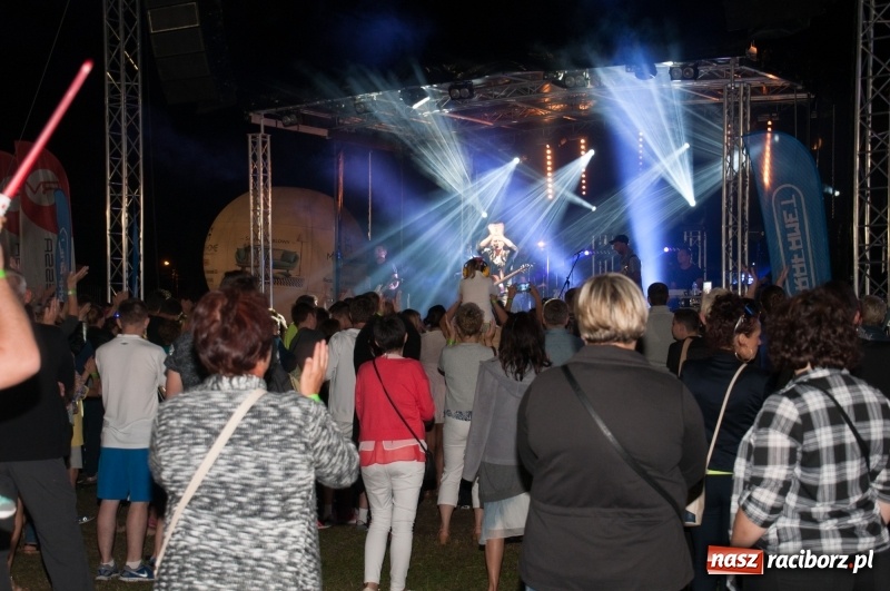 Zdjęcie w galerii na portalu naszraciborz.pl: Koncert Rafała Brzozowskiego zakończył wielkie świętowanie w Kuźni Raciborskiej  wiadomości z regionu