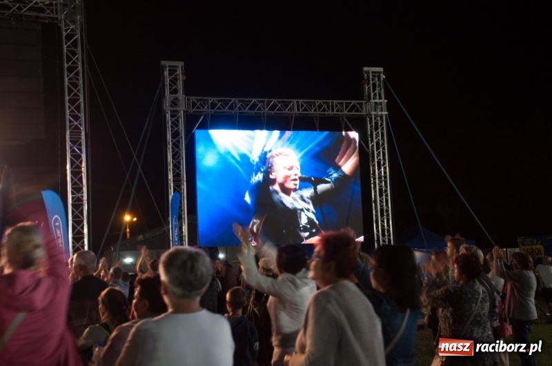 Zdjęcie w galerii na portalu naszraciborz.pl: Koncert Rafała Brzozowskiego zakończył wielkie świętowanie w Kuźni Raciborskiej  wiadomości z regionu