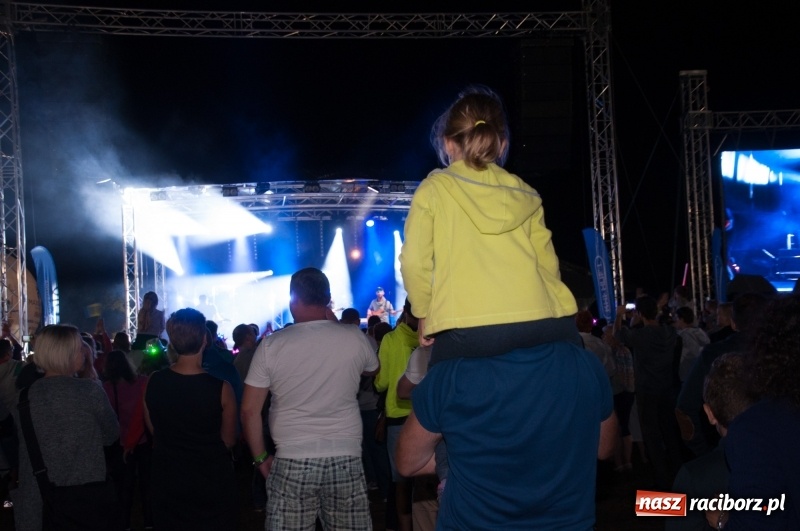 Zdjęcie w galerii na portalu naszraciborz.pl: Koncert Rafała Brzozowskiego zakończył wielkie świętowanie w Kuźni Raciborskiej  wiadomości z regionu