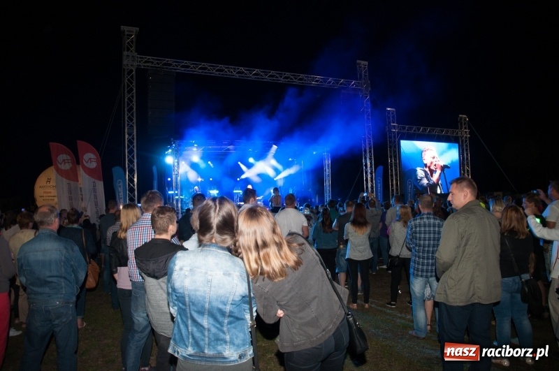 Zdjęcie w galerii na portalu naszraciborz.pl: Koncert Rafała Brzozowskiego zakończył wielkie świętowanie w Kuźni Raciborskiej  wiadomości z regionu