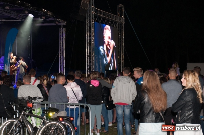 Zdjęcie w galerii na portalu naszraciborz.pl: Koncert Rafała Brzozowskiego zakończył wielkie świętowanie w Kuźni Raciborskiej  wiadomości z regionu