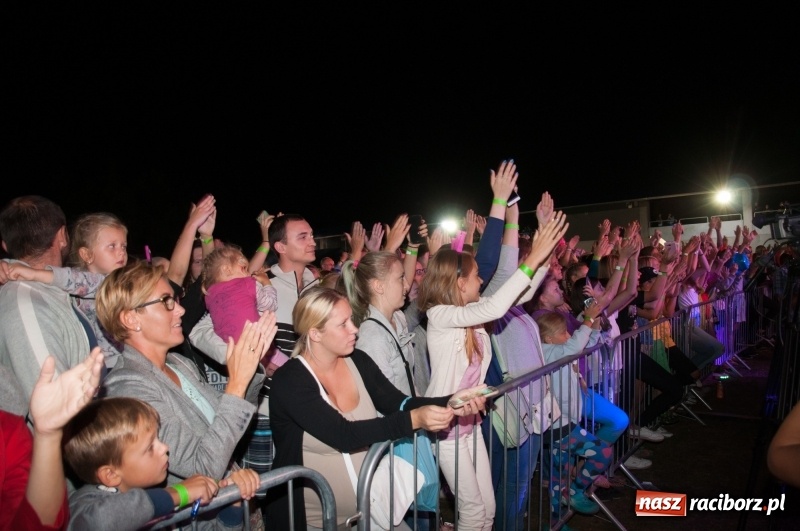 Zdjęcie w galerii na portalu naszraciborz.pl: Koncert Rafała Brzozowskiego zakończył wielkie świętowanie w Kuźni Raciborskiej  wiadomości z regionu