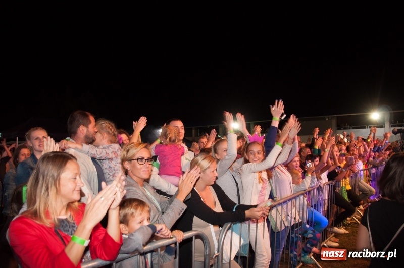 Zdjęcie w galerii na portalu naszraciborz.pl: Koncert Rafała Brzozowskiego zakończył wielkie świętowanie w Kuźni Raciborskiej  wiadomości z regionu
